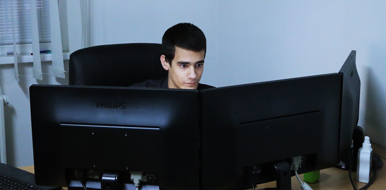 Young Peter Papp using several computers to develop his first digital product